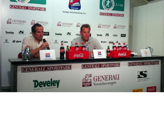 Pressesprecher Stefan Schmidt in der Pressekonferenz mit Co-Trainer Manuel Baum nach dem Spiel gegen Hansa Rostock.
