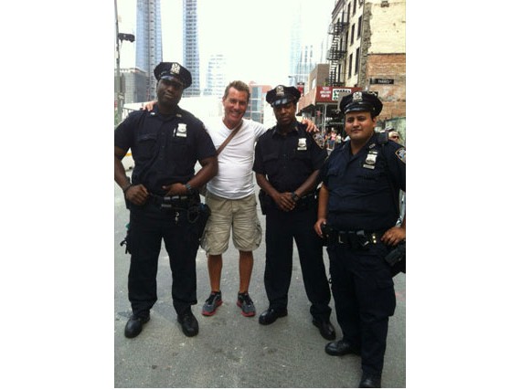 BLE Gf mit New York Police Officer im Smalltalk