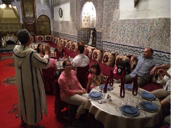 Mittagspause im orientalischen Restaurant von Marrakesch