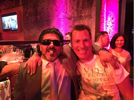 Gastgeber Stefan Schmidt von BLE Medien mit Diego Armando Maradona feiern den 6. Bowling Cup im P1