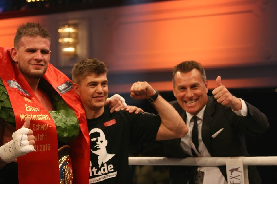 Nach dem Sieg: Feiern im Ring mit Trainer Dirk Dzemski