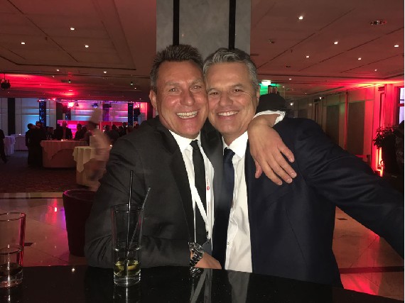 Ringsprecher Jan Stecker (Sat.1) & Schmidi kennen sich seit 20 Jahren.
