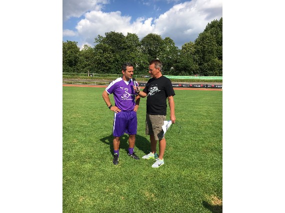 Im Interview mit dem Trainer vom FC Augsburg Dirk Schuster