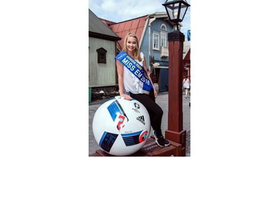 Arna Ýr Jónsdóttir fühlt sich im Isländischen Themenbereich im Europa-Park zu Hause