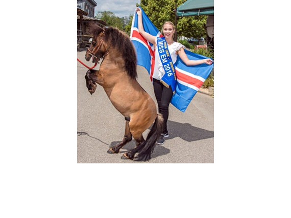 Kein Islandpferd, aber ein großes Talent – Miss EM hat tierisch viel Spaß mit dem kleinen Pony