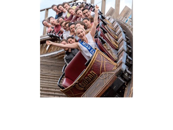 Arna Ýr Jónsdóttir liebt den Fahrtwind in der Holzachterbahn „WODAN – Timburcoaster“