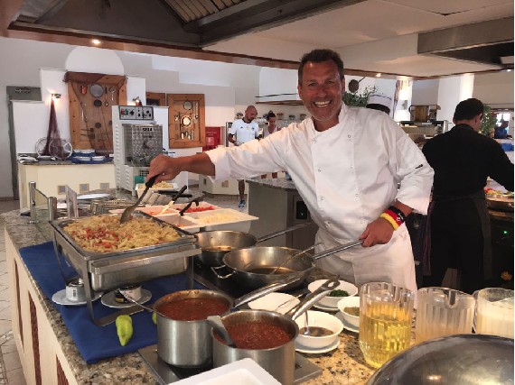 Schmidi kocht im Robinson Club Daidalos