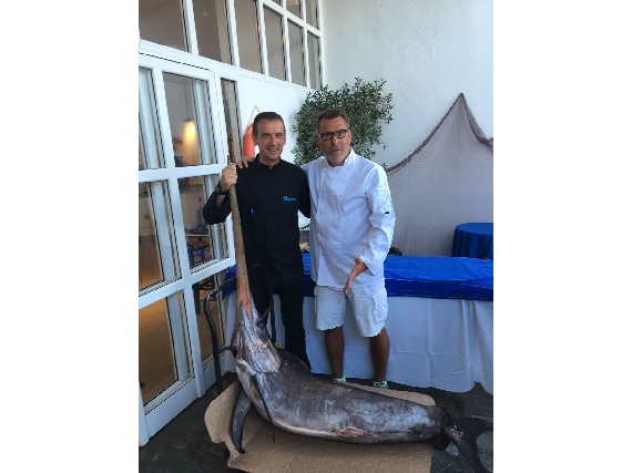 Schmidi mit Küchenchef Andreas und einem 110 kg Schwertfisch