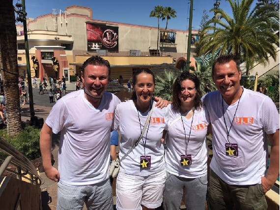 Das TV-Team von BLE pitsch-nass in den Universal Studios.