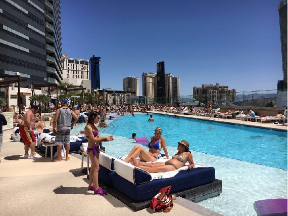 Dayclub am Pool
