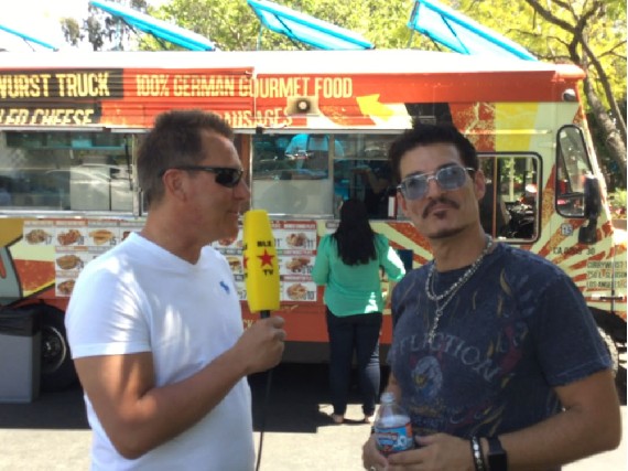 Schmidi im Interview mit Goodbye Deutschland-Star Chris Töpperwien vor seinem berühmten Currywurst Truck in Los Angeles