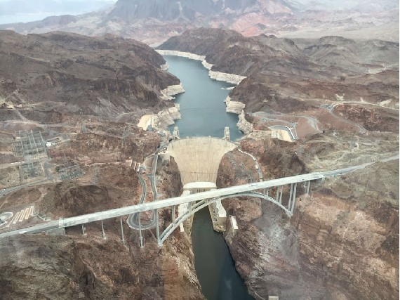 Mit dem Heli über dem Hoover Dam