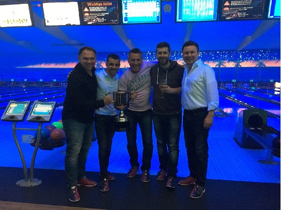 Der Siegerpokal für Ex-Fußballprofi Francisco Copado