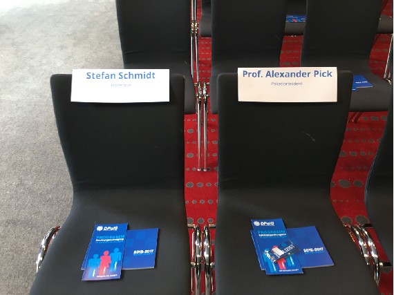Sitzplätze der Gäste der DPOLG