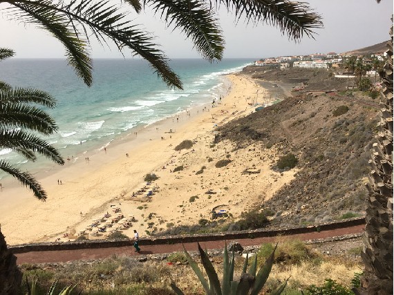 Herrlicher Blick auf den langen Sandstrand