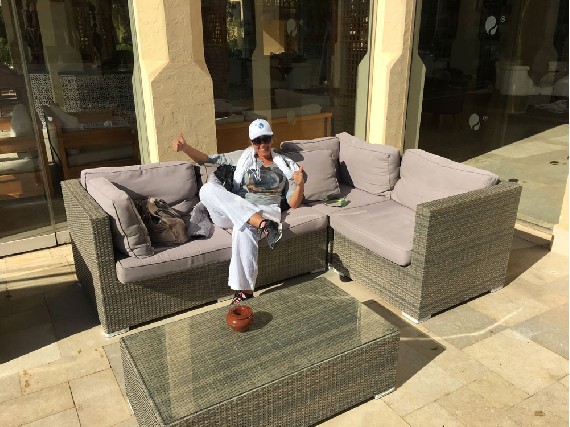 Entspannen am Pool in der Abendsonne