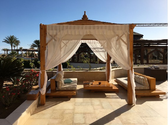 Entspannen im Schatten des Wellness- & Spa-Bereichs