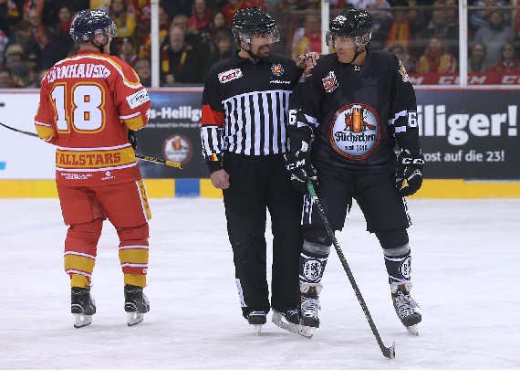 Schmidi 66 Im Talk mit dem Referee