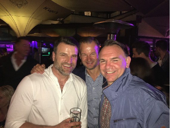 Oliver und Andy feierten den Sieger im HUGOs mit Marco Haber.