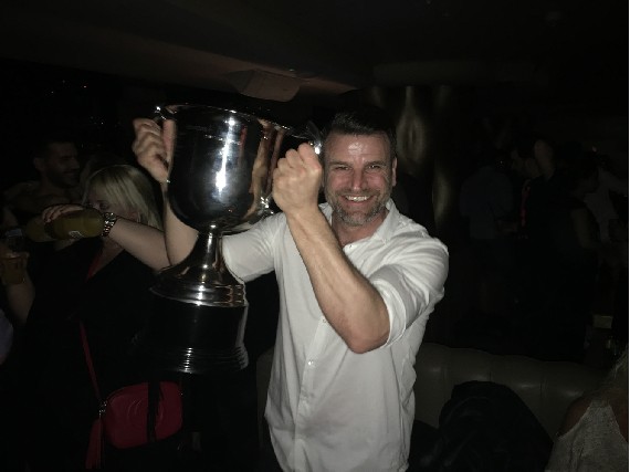 Bowling Cup Sieger Marco Haber mit dem Wanderpokal.