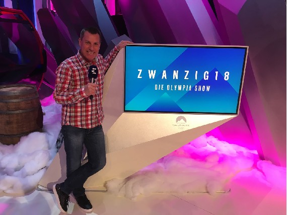 Schmidi moderiert im Studio vor 250 Zuschauern das Warm Up.