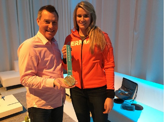 Doppel-Olympiasiegerin im Rodeln Natalie Geisenberger mit Ihrer Goldmedaille im Einsitzer.