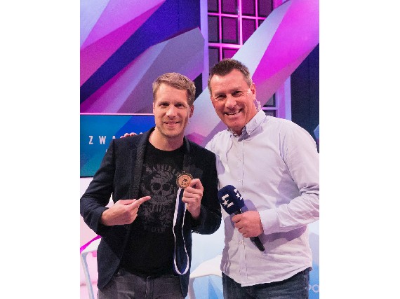 Promi-Curling Gewinner mit Medaille: Olli Pocher.